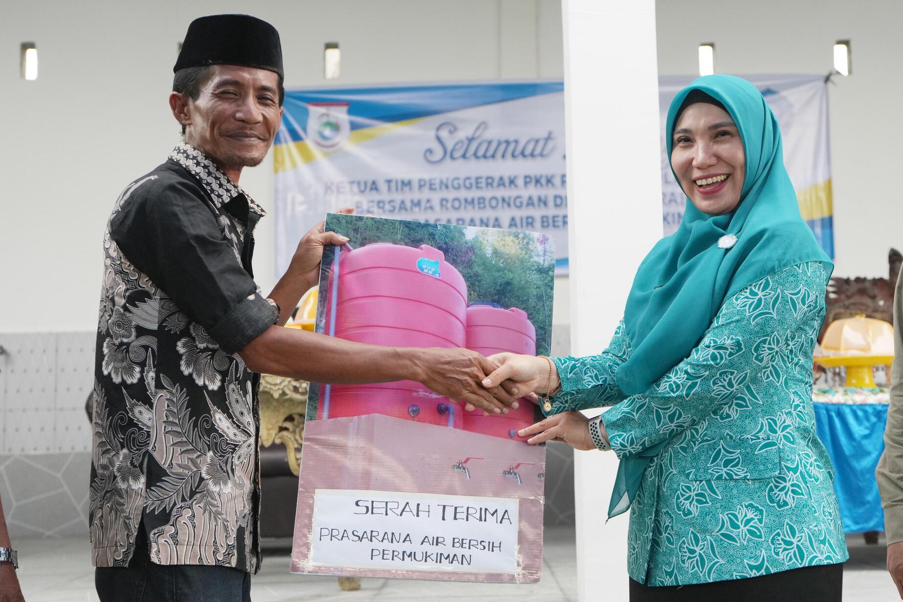 Program Pemberdayaan Masyarakat, PKK Sulbar Serahkan Bantuan Sarana Prasarana Air Bersih di Pasangkayu